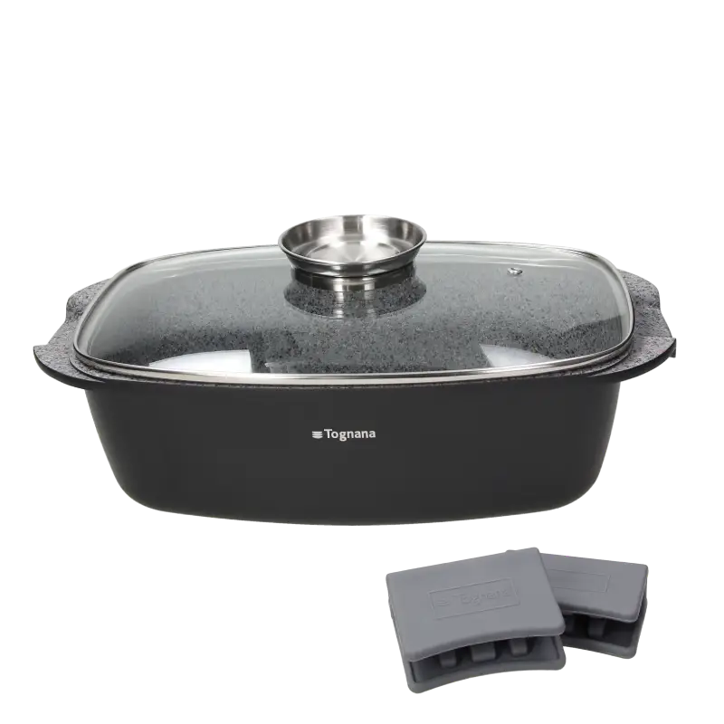 Czarna, prostokątna brytfanna Tognana z powłoką imitującą kamień. Wyposażona w szklaną pokrywę z metalowym uchwytem dozującym oraz szare, silikonowe nakładki chroniące dłonie przed gorącem.
