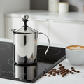 jest to Spieniacz do cappuccino ze stali nierdzewnej działający na indukcję w wysokim połysku, zaaranżuj zdjęcie produktowe