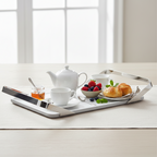 taca z białego lakierowanego drewna z uchwytami ze stali nierdzewnej leży na stole a na niej serwowane jest śniadanie